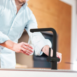 AQUASTAR PRO Mitigeur avec syst&egrave;me de filtration, Noir mat