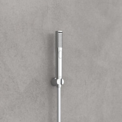 Verchromte Handbrause mit rechteckigem Kopf und Wandhalterung.