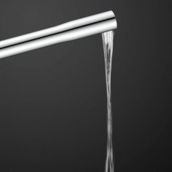 Zylindrischer Auslauf aus Chrom mit gleichmäßig fließendem Wasserstrahl