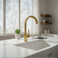 Goldfarbener Wasserhahn mit gebogenem Auslauf auf weißer Marmorplatte am Waschbecken.