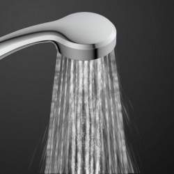 Chromfarbener Duschkopf mit gebogener Form und herabströmendem Wasserstrahl