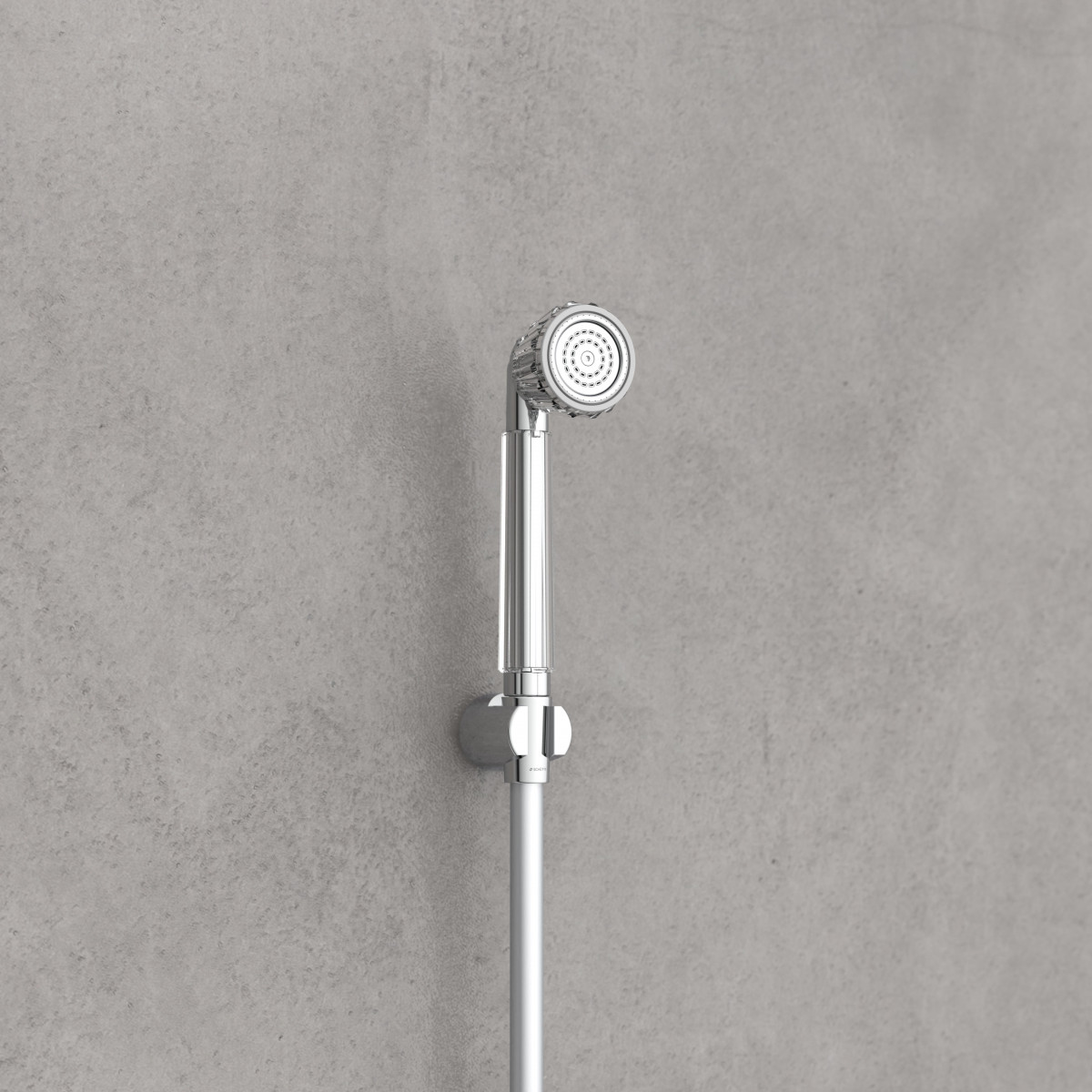 Chromfarbene Handbrause mit runder Kopfbrause an Wandhalterung.