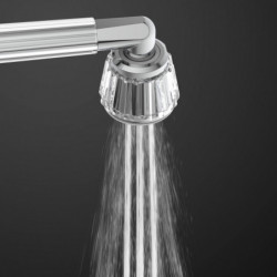 Transparenter Duschkopf mit facettierter Oberfläche beim Wasserstrahl