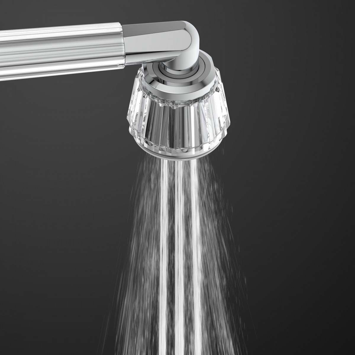 Transparenter Duschkopf mit facettierter Oberfläche beim Wasserstrahl