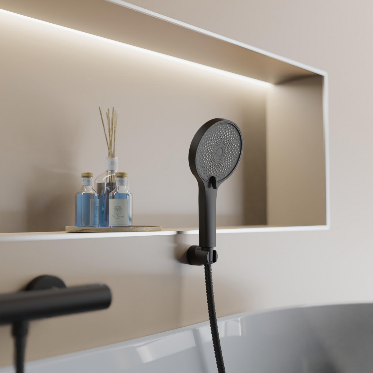 Schwarze Handbrause mit Wandhalterung an Thermostat angeschlossen in einer Badewanne
