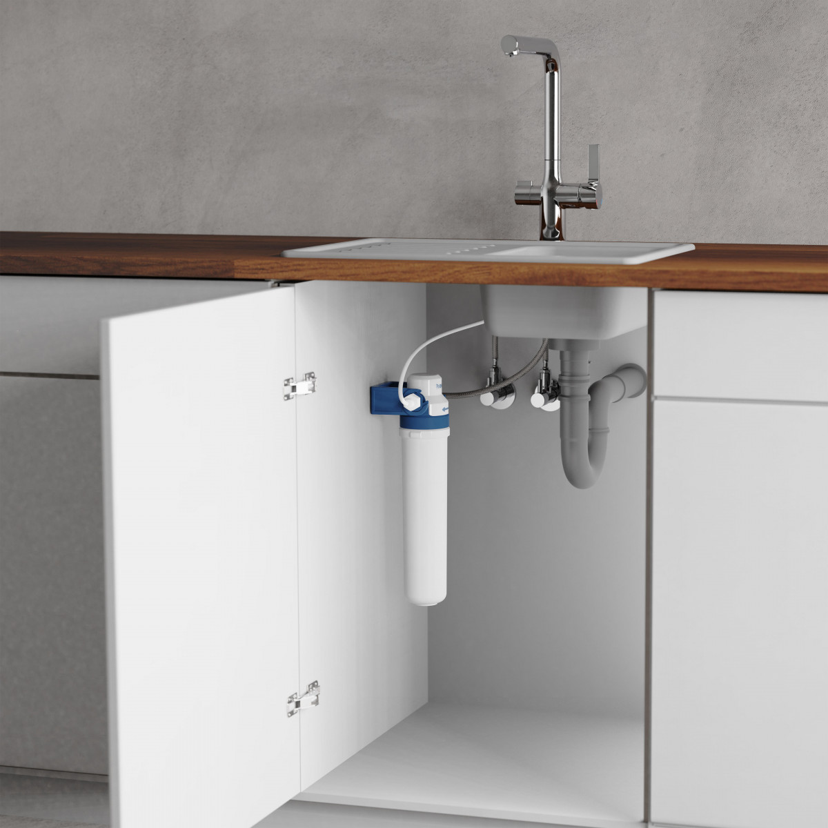 Unterspülenschrank mit installiertem Wasserfilter und sichtbaren Rohranschlüssen