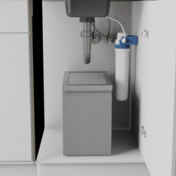 Wasserfilter mit blauem Gehäuse unter Spülbecken im Unterschrank montiert