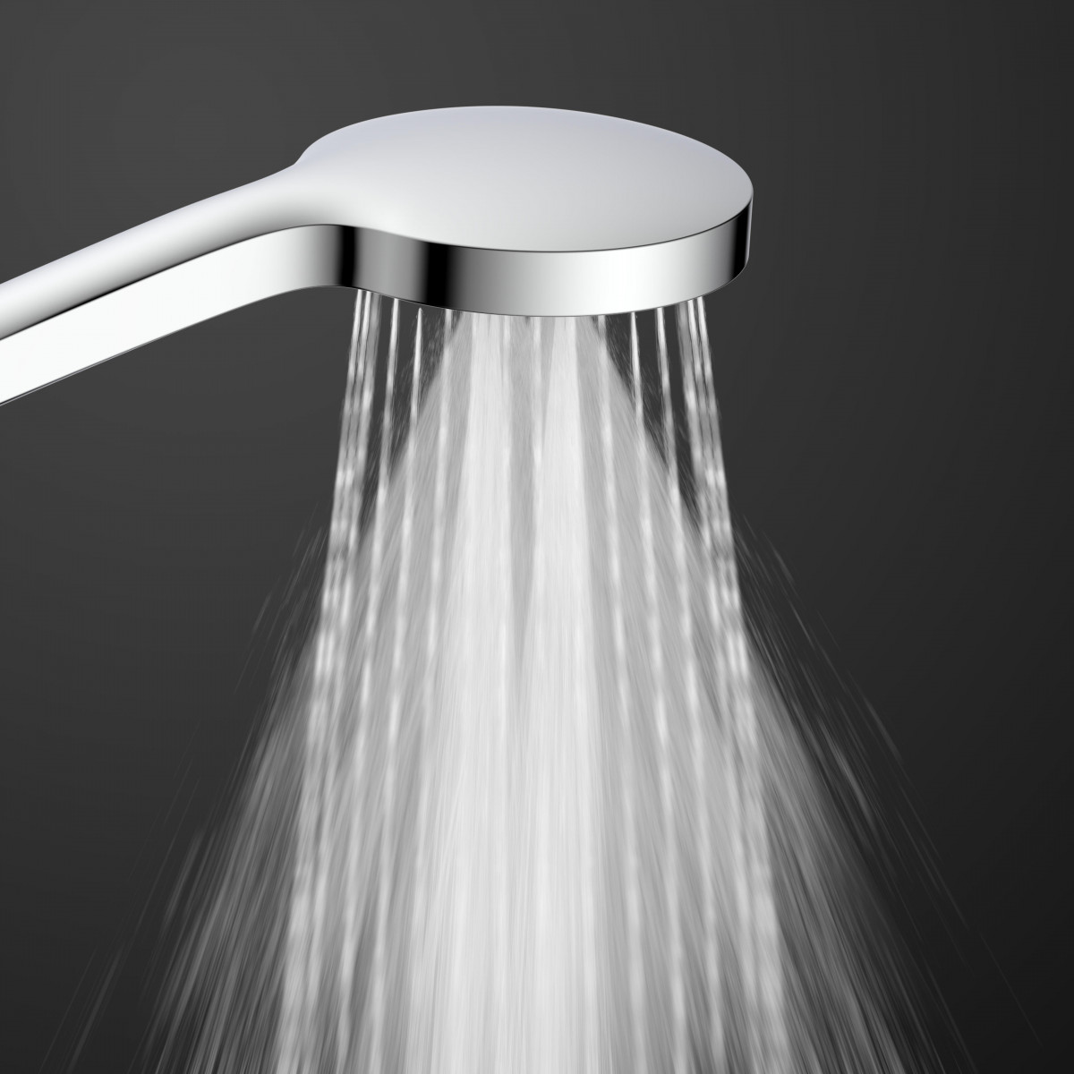 Verchromter Duschkopf mit breitem Wasseraustritt und laufendem Wasserstrahl.