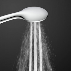 Nahaufnahme eines silbernen Duschkopfs mit herabfallendem Wasserstrahl.