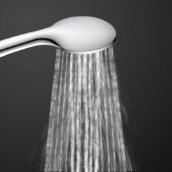 Handbrause mit ovalem Duschkopf und herabfließendem Wasserstrahl.