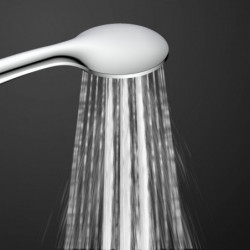 Verchromter Duschkopf mit ovalem Kopf, aus dem Wasserstrahlen fließen.