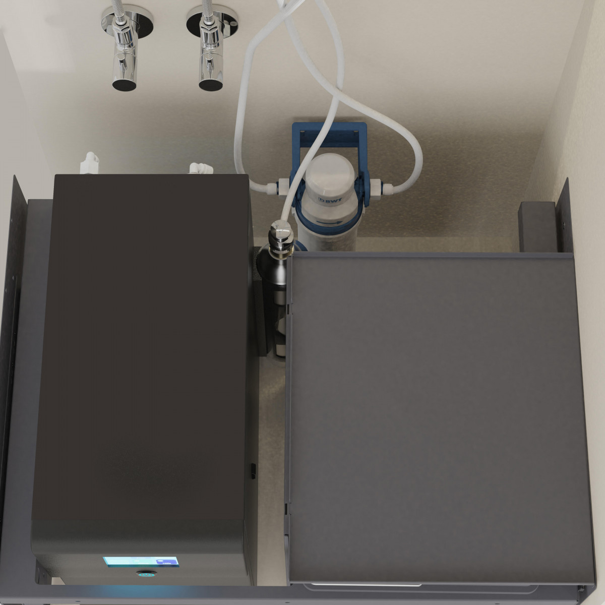 Unter der Spüle montierter Wasserfilter mit blauer Halterung und weißen Schläuchen im Unterschrank.
