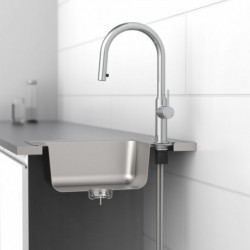 Edelstahlspüle mit montiertem hohen Wasserhahn und sichtbarem Anschluss unter der Arbeitsplatte