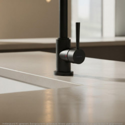 Schwarze zylindrische Armatur mit seitlichem Hebel auf heller Arbeitsplatte.