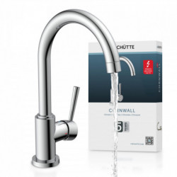 Chromfarbene Küchenarmatur mit hohem Auslauf und seitlichem Hebel, Wasserstrahl fließend.
