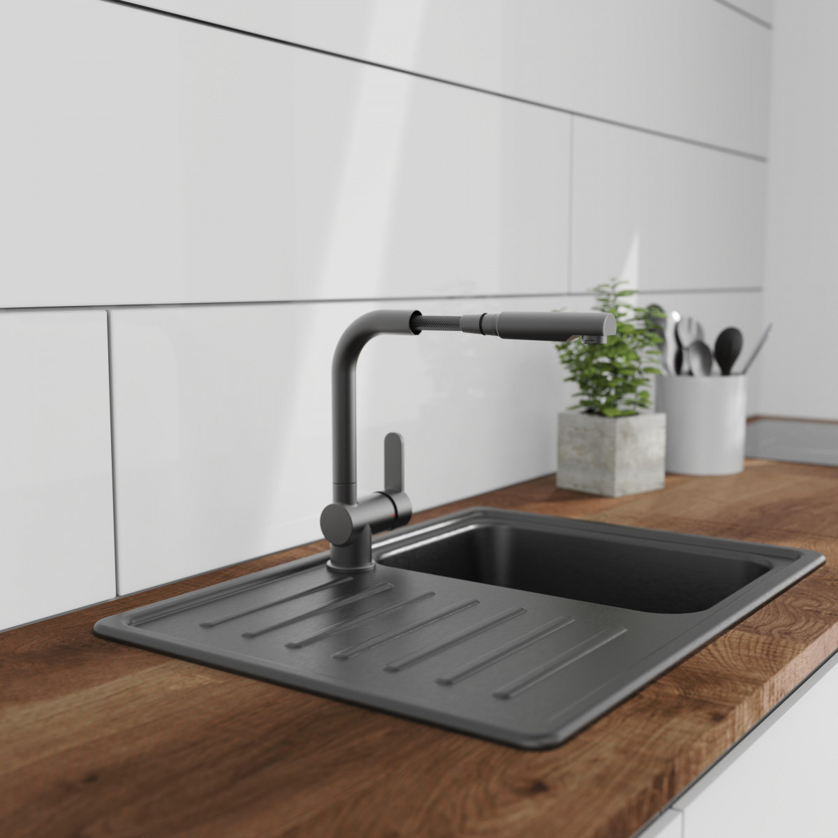 Schwarze Küchenarmatur mit ausziehbarem Auslauf über Edelstahlspüle auf Holzarbeitsplatte.