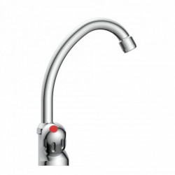 Verchromter Wasserhahn mit hohem, gebogenem Auslauf und roter Markierung am Griff.