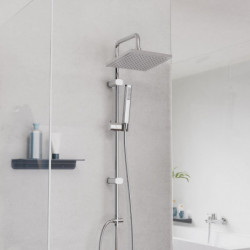 Duschsystem mit quadratischer Kopfbrause und Handbrause an Wandstange im Bad.