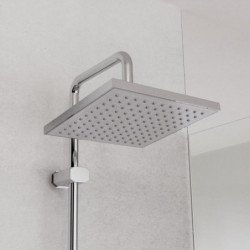 Quadratischer Duschkopf aus Metall mit Wandarm und vielen Düsen