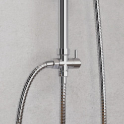 Chrom-Duschumsteller mit Hebel und zwei flexiblen Metallschläuchen an Wand