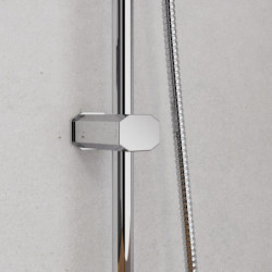 Detail einer verchromten Duschstangenhalterung mit flexiblem Schlauch an der Wand