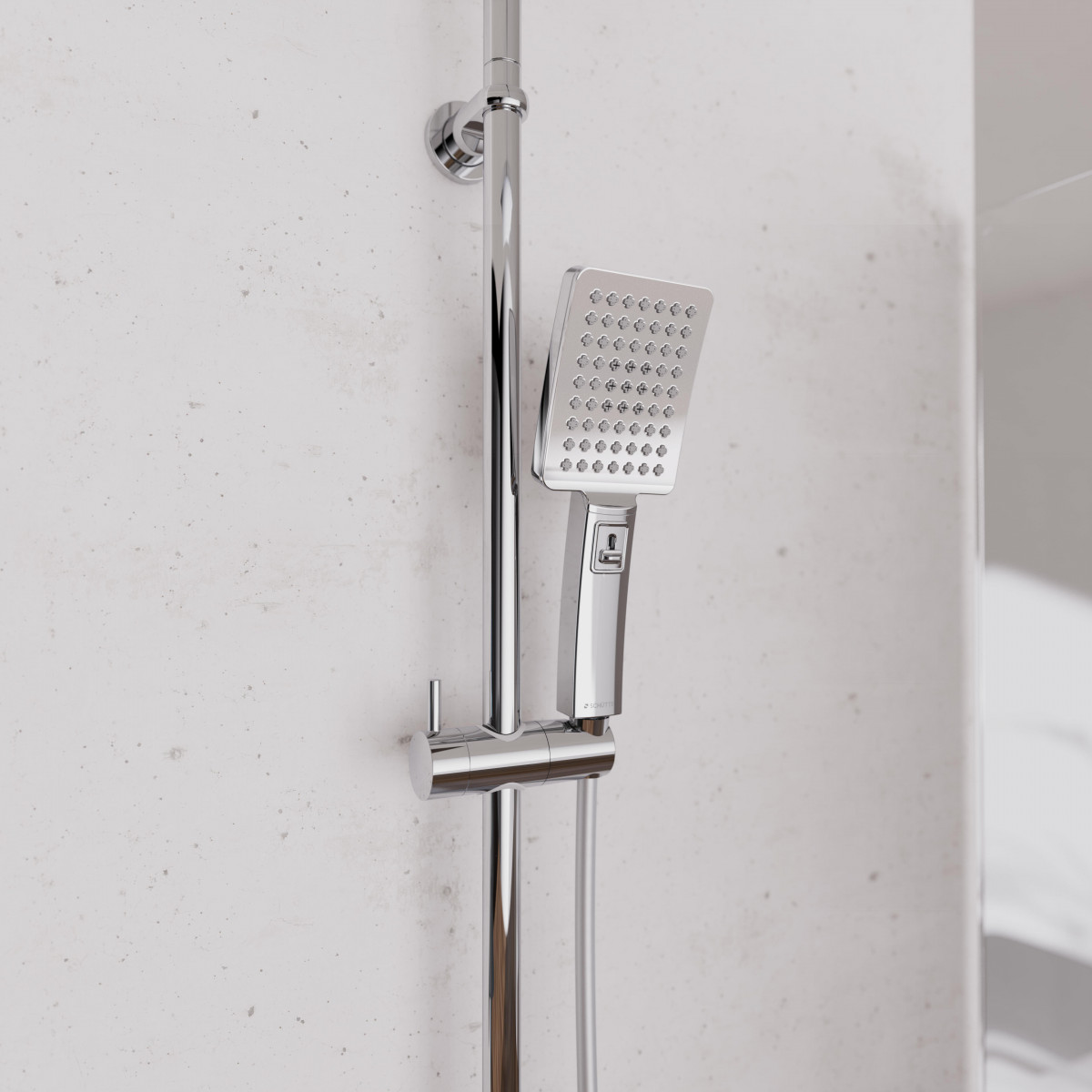 Handbrause mit eckigem Duschkopf an verchromter Duschstange an Wand montiert.