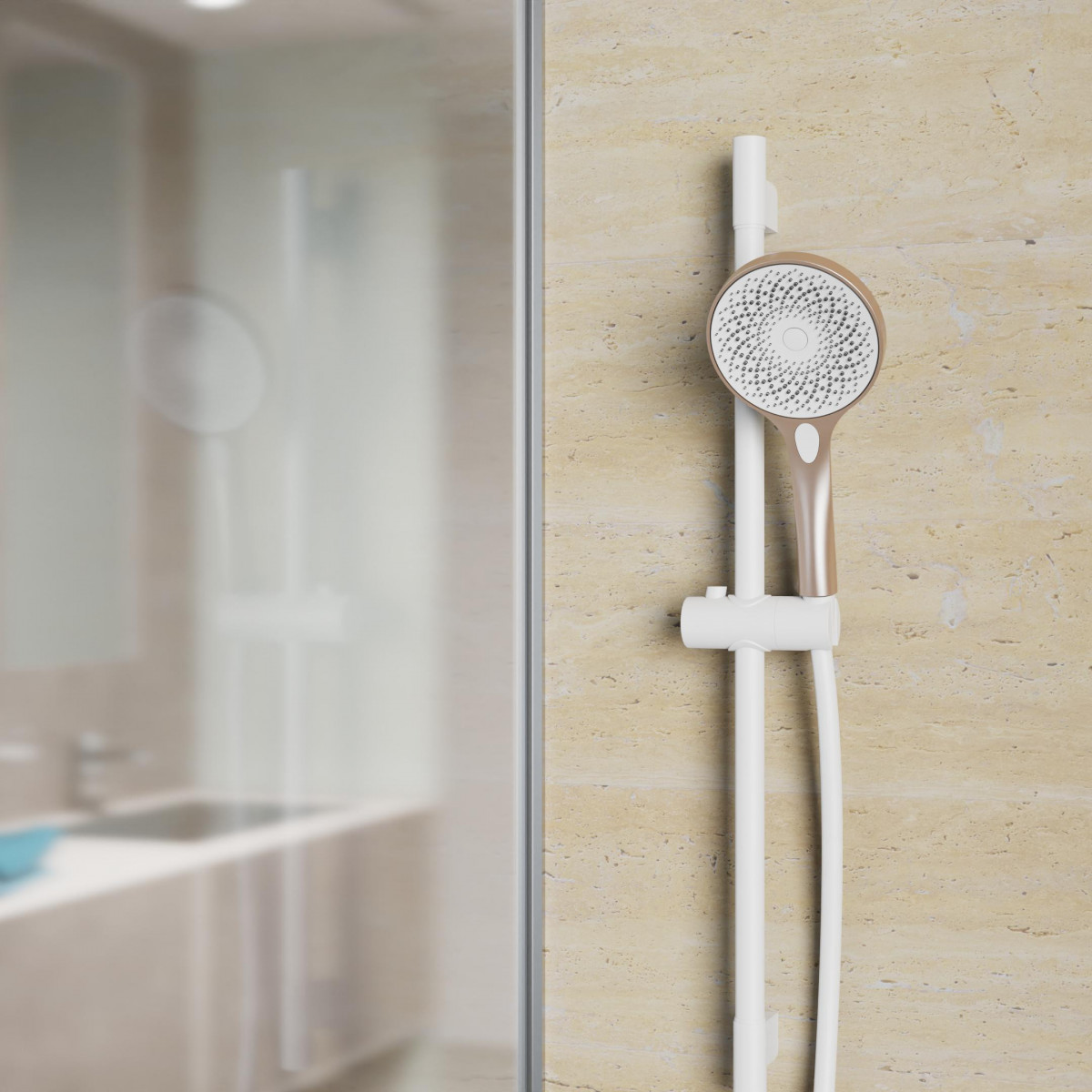 Handbrause mit verstellbarer Wandhalterung und flexiblem Schlauch an beiger Fliesenwand