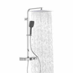 Duschsystem mit quadratischem Regenduschkopf und Handbrause Thermostat mit Ablage , Wasser läuft aus dem Duschkopf.