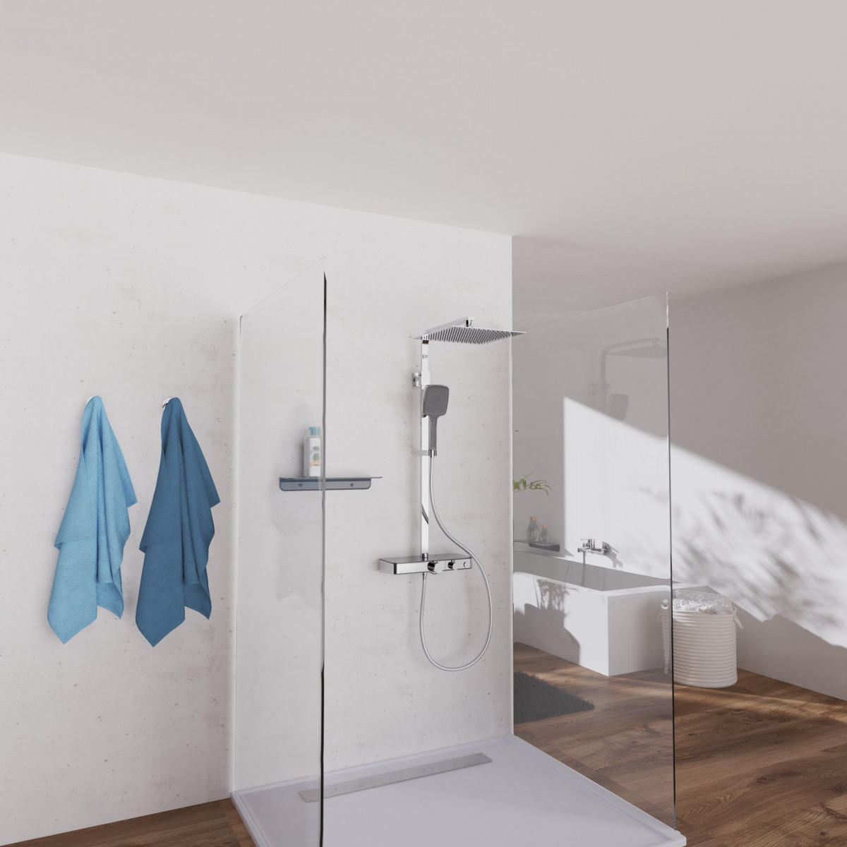 Verchromtes Duschsystem mit Thermostat und Ablage in einer offenen Dusche