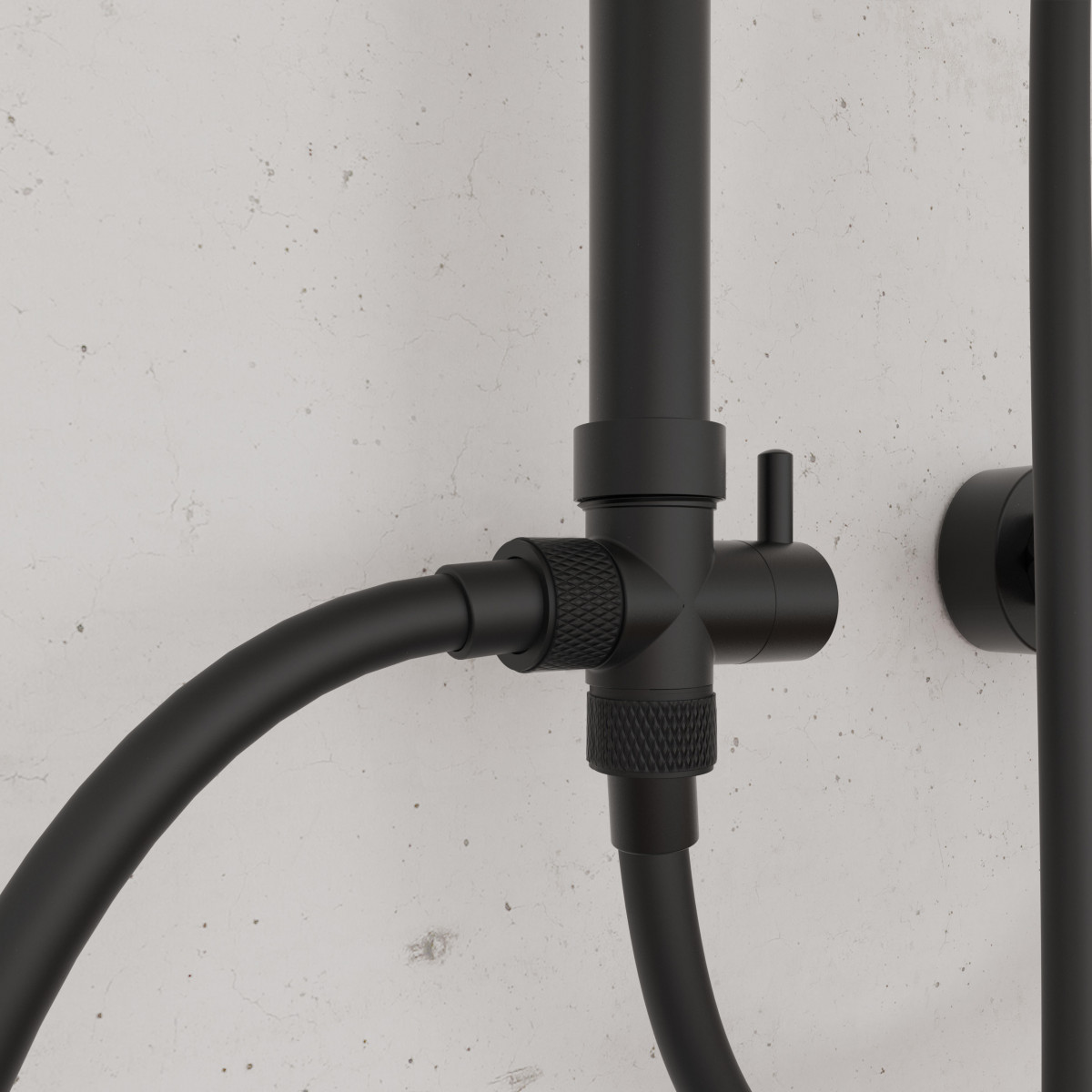 Detail einer schwarzen Duscharmatur mit Rändelgriff und Hebel an heller Wand.