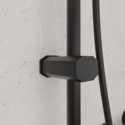 Schwarze Wandhalterung mit zwei senkrechten Metallrohren vor heller Wand.