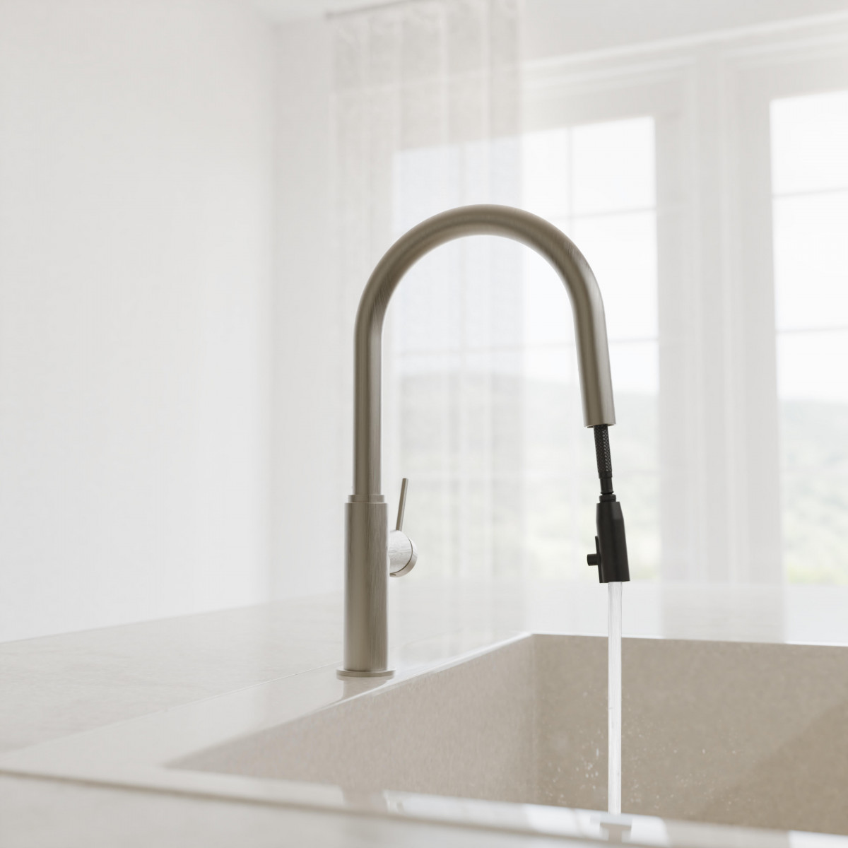 Gebogener Küchenwasserhahn aus Edelstahl mit ausziehbarer Brause über Spüle.