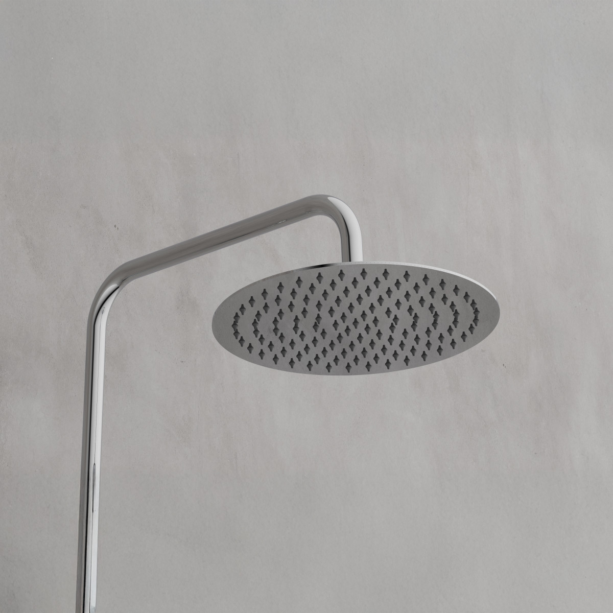 Runder Duschkopf mit vielen Düsen an gebogenem Metallarm an der Wand.