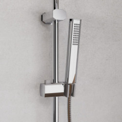 Rechteckige Handbrause in Chrom mit Wandhalterung und Brauseschlauch an Stange.