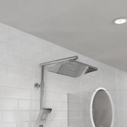 Quadratische Kopfbrause mit Handbrause an verchromter Duschstange vor weißer Fliesenwand.