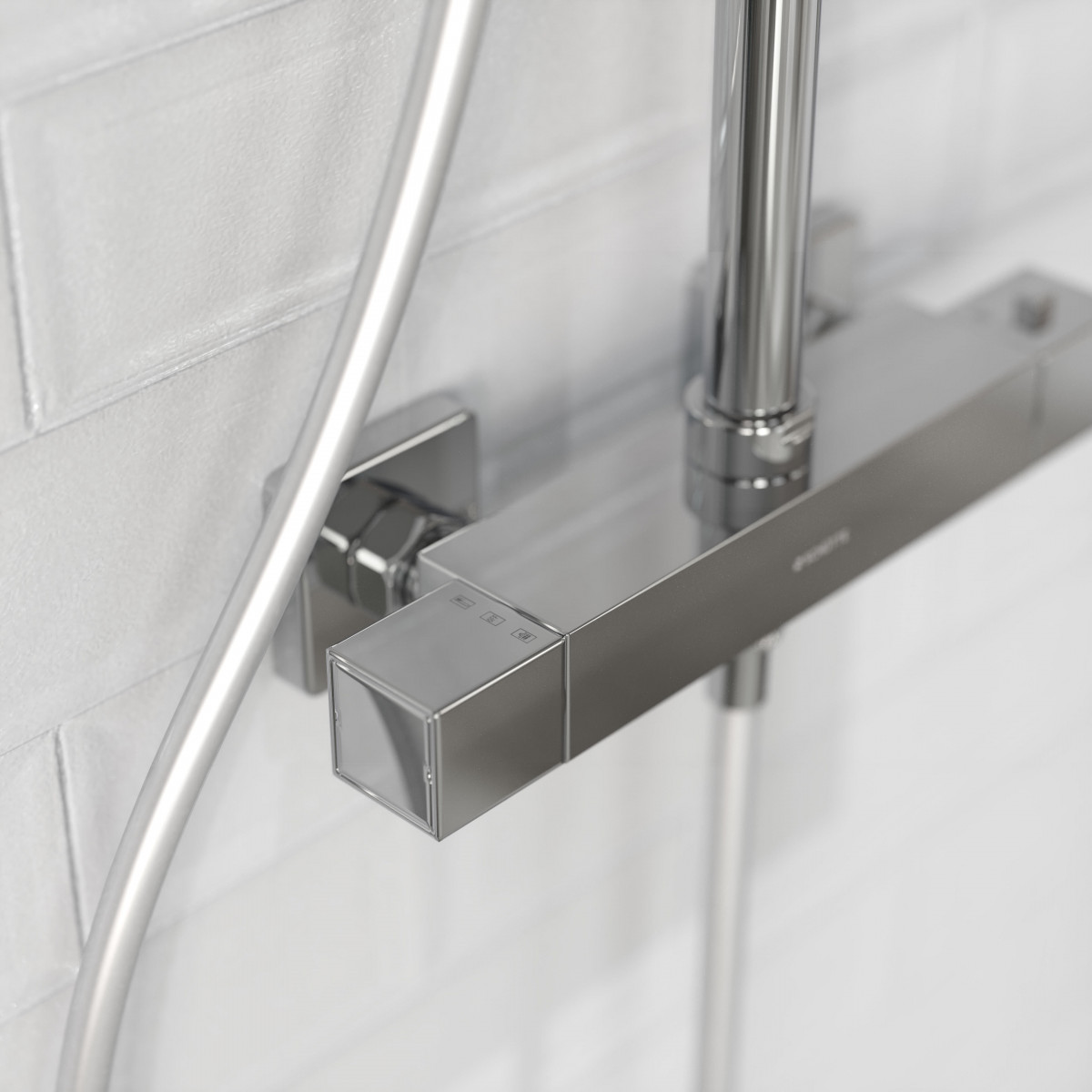 Detail einer verchromten Duscharmatur mit eckigem Thermostat an Fliesenwand