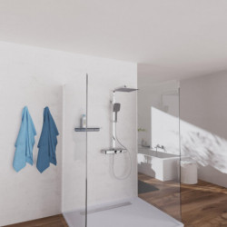 Verchromtes Duschsystem mit Thermostat und Ablage in einer offenen Dusche