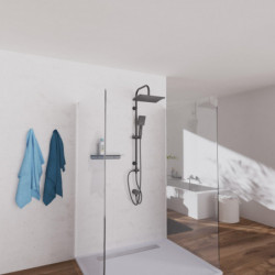 Schwarzes Duschsystem mit Kopfbrause und Handbrause an Glasduschwand montiert.