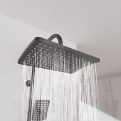 Quadratische schwarze Regendusche an der Decke mit laufendem Wasserstrahl.