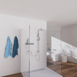 Glas-Duschkabine mit Duschsystem, Hand- und Kopfbrause im Badezimmer