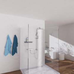 Glas-Duschkabine mit Regendusche und Handbrause, Wasser läuft auf Duschwanne im Bad