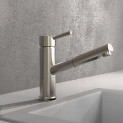 Edelstahl-Armatur mit zylindrischem Körper und seitlichem Hebel über Waschbecken