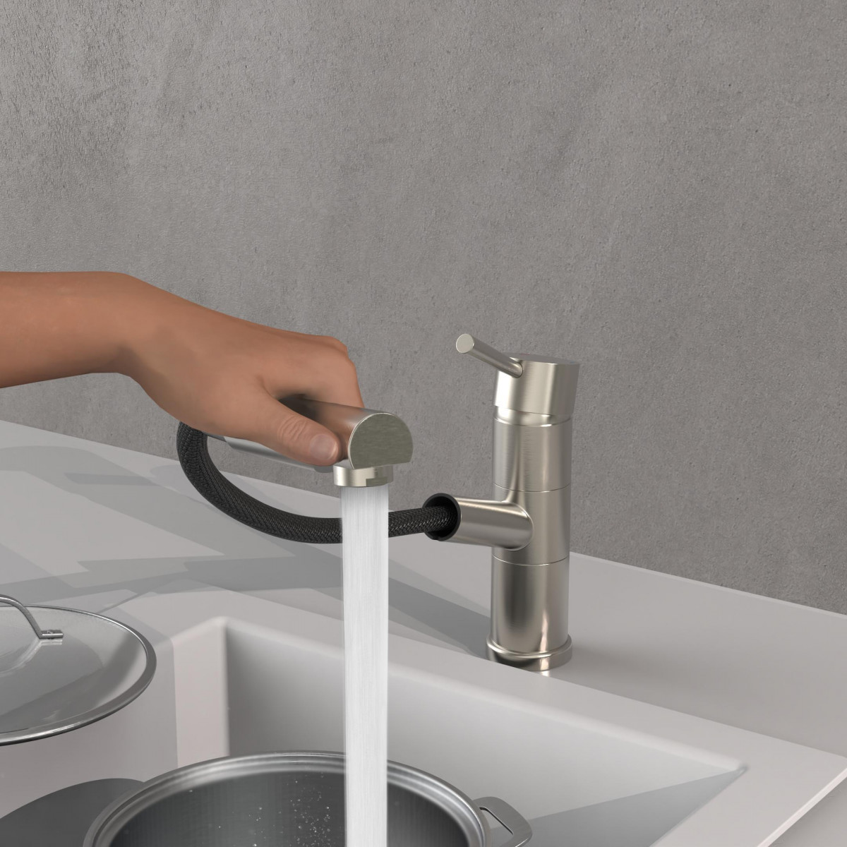 Küchenarmatur aus Edelstahl mit ausziehbarer Brause über Spülbecken, Wasserstrahl in Topf