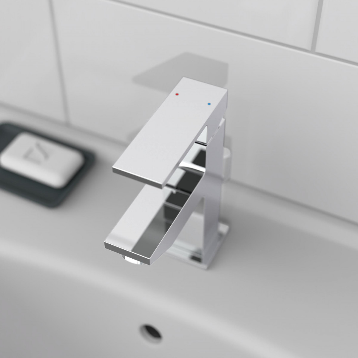 Chromfarbene Einhebelmischbatterie mit rechteckiger Form auf weißem Waschbecken.