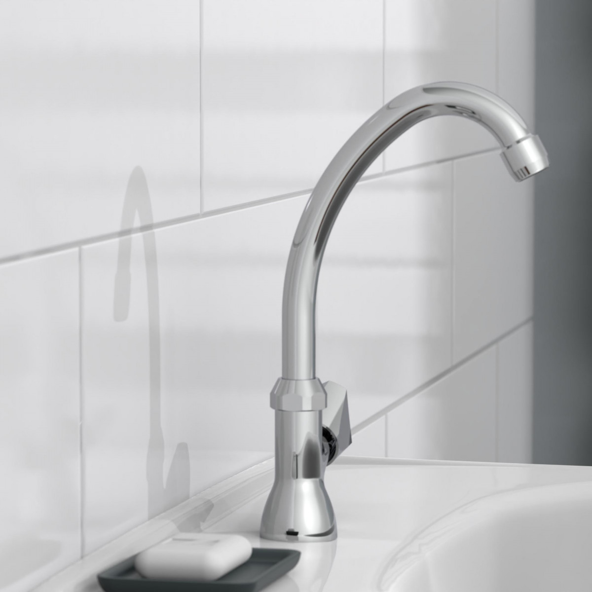 Chromfarbener Wasserhahn mit hohem Bogen über weißem Waschbecken vor Fliesenwand.