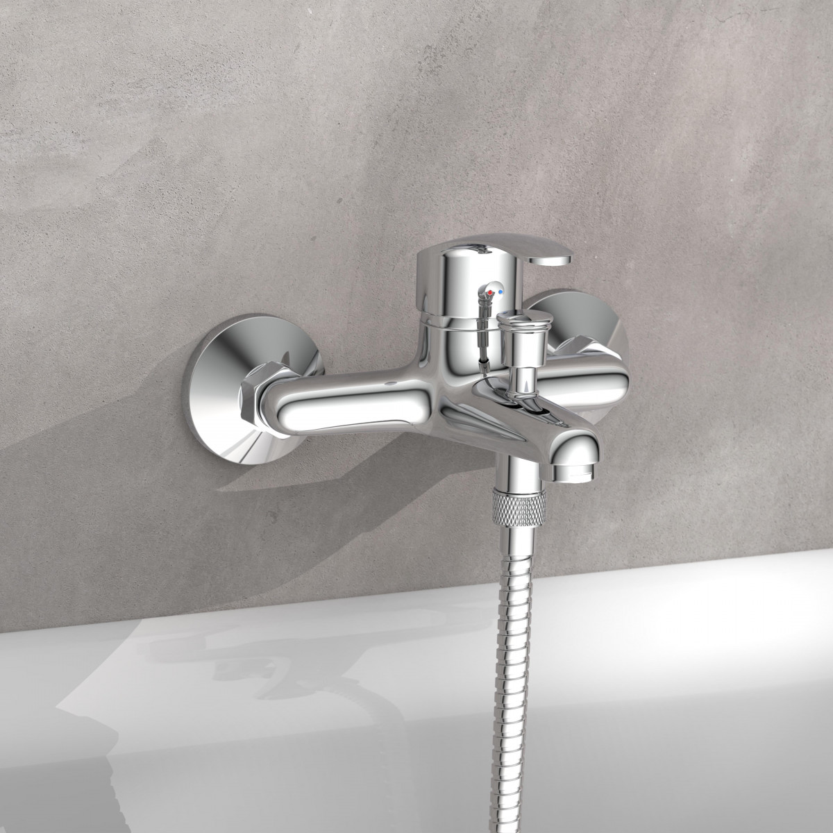Verchromte Wand-Badarmatur mit Einhebelmischer und angeschlossenem Duschschlauch über Badewanne