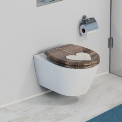 Wandhängende weiße Toilette mit braunem Holzsitz und Herzmotiv auf dem Deckel.