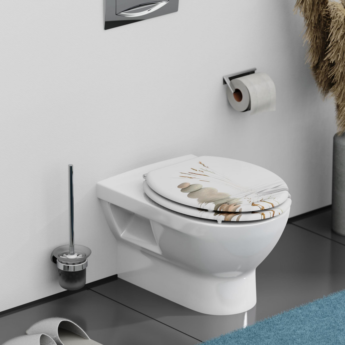 Weißer WC-Sitz mit Pflanzen- und Kieselsteinmotiv auf einem Wand-WC im Badezimmer.