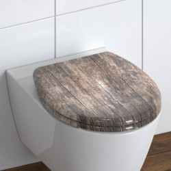 Toilettensitz mit Holzoptik auf weißem Stand-WC montiert.