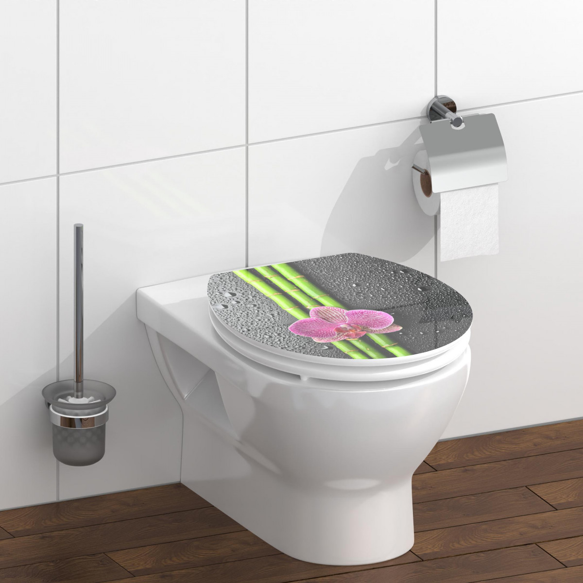 Geschlossene WC-Brille mit Bambus- und Orchideenmotiv in modernem Badezimmer aus Holz.